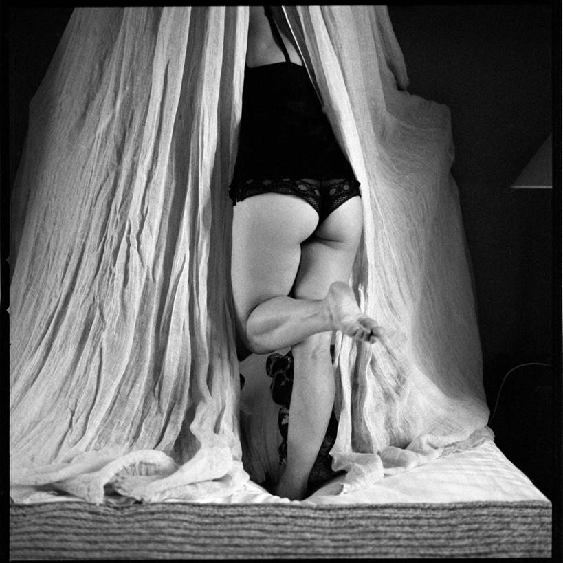 成年人,中年人,老年人,一个人,方图,黑白,室内,夜晚,性感,窗帘,床,卧室,法国,仅一个女性,仅一个人,背面,仅一个中年女性,赤脚,摄影,尤物,女人,女性,中年女性