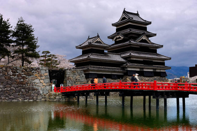横图,室外,白天,水,建筑,日本,日本文化,反射,城堡,桥,历史,树,天空,摄影,松本城,彩图