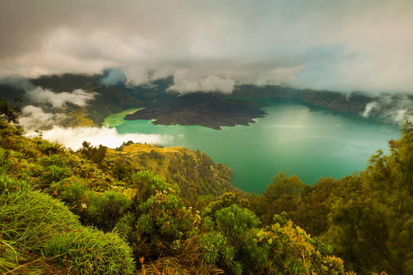 无人,横图,俯视,室外,湖,火山,美景,山,植物,雾,印度尼西亚,景观,云,树,天空,自然,黄昏,景色,摄影,宁静,自然风光,龙目岛,自然地理,彩图,高角度拍摄