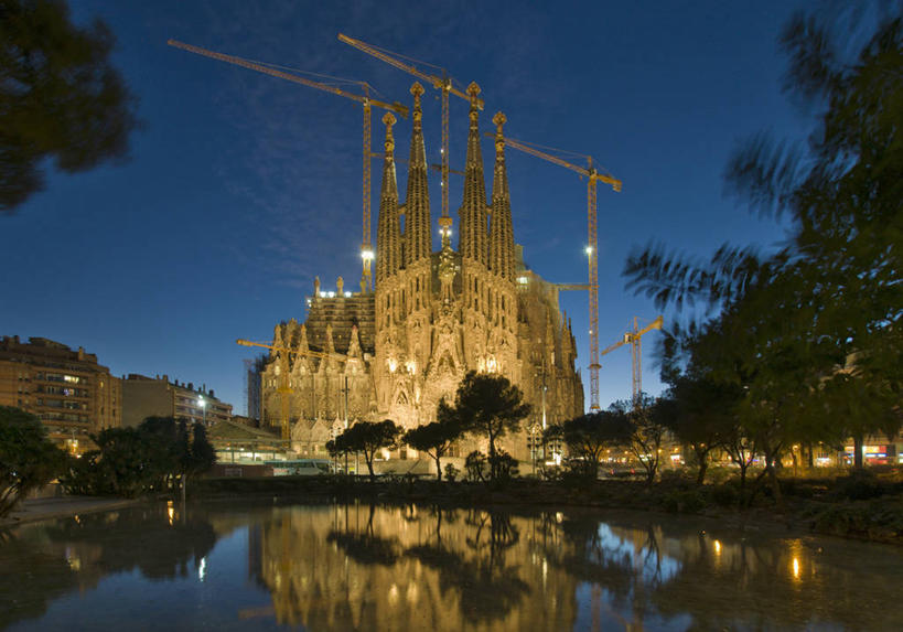 无人,工程师,建筑师,教堂,横图,室外,夜晚,建筑业,水,建筑,西班牙,巴塞罗那,反射,云,树,天空,摄影,宗教,照亮,基督教,圣家堂,管理,建筑工程师,设计,彩图,画则师,图则师,则师,评估,人员,安东尼奥.高迪,高迪