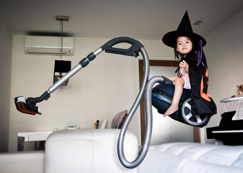 婴儿,儿童,一个人,坐,横图,室内,仰视,民族服装,纯洁,沙发,新加坡,仅一个人,服装,庆祝,半空,古典,文化,现代,传统,小孩,衣服,万圣节,可爱,摄影,服饰,活泼,古装,巫婆帽,起居室,享乐,宝宝,肖像,用具,想象,纯真,烂漫,无邪,韵味,超自然,想法,伶俐,天真,中国人,孩子,彩图,低角度拍摄,传统服装,民俗服,真空吸尘器