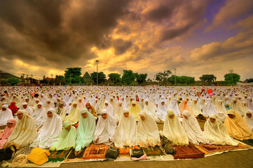 脸,头,脸颊,坐,横图,室外,日出,印度尼西亚,一排,整齐,云,许多人,肩膀,排列,祈祷,一群人,摄影,宗教,伊斯兰教,队列,可兰经,灵性,日惹,头部,脸部,脸蛋,面部,半身,彩图,传统服装,传统文化