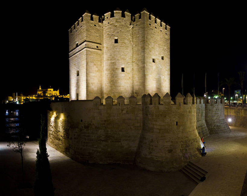 两个人,横图,室外,夜晚,建筑,西班牙,塔,历史,废墟,天空,摄影,照亮,安达路西亚,科尔多瓦,彩图