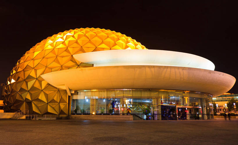 两个人,马戏团,横图,室外,夜晚,城市,道路,建筑,街道,路,公路,上海,中国,交通,天空,地标建筑,摄影,照亮,圆顶建筑,中国文化,式样,马路,彩图