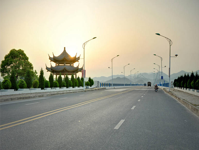 寺庙,横图,室外,白天,山,城市,建筑,街道,路,路灯,汽车,日光,路标,分界线,宝塔,车,树,浙江省,交通工具,运输,摄影,宗教,载具,彩图