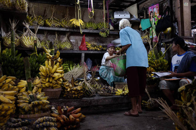 成年人,中年人,老年人,三个人,站,坐,横图,室外,白天,商务,消费,香蕉,水果,印度尼西亚,吊挂,悬挂,丰富,篮子,市场,挂,拿着,休闲装,饮食,零售,摄影,清新,健康食物,老年女性,女人,女性,亚洲人,彩图,给予,传统文化