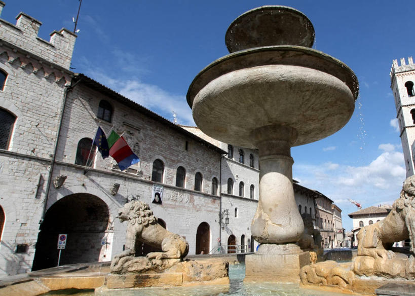 横图,室外,白天,水,建筑,街道,喷泉,旗帜,意大利,雕像,云,天空,摄影,宁静,交通标志,意大利文化,翁布里亚大区,阿西西,彩图