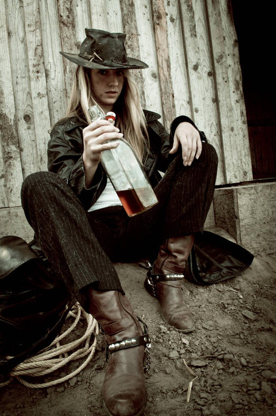 威士忌,西方人,成年人,头发,一个人,坐,竖图,室外,夜晚,正面,帽子,德国,欧洲,欧洲人,仅一个年轻女性,仅一个女性,仅一个人,标志,数字,文字,字符,酒类,拿着,标识,饮食,酒,饮料,瓶子,金色,牛仔帽,酗酒,摄影,阿拉伯数字,勃兰登堡州,茄克,年轻女性,女人,女性,白种人,年轻人,彩图,美人