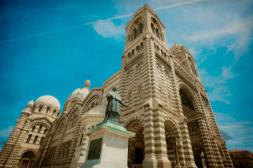 无人,横图,室外,白天,仰视,马赛,天际线,建筑,日光,法国,标志,雕像,符号,云,拱门,历史,标识,天空,摄影,宗教,基督教,普罗旺斯,圆顶建筑,法国文化,性别符号,马赛大教堂,彩图,低角度拍摄,大教堂,男性符号