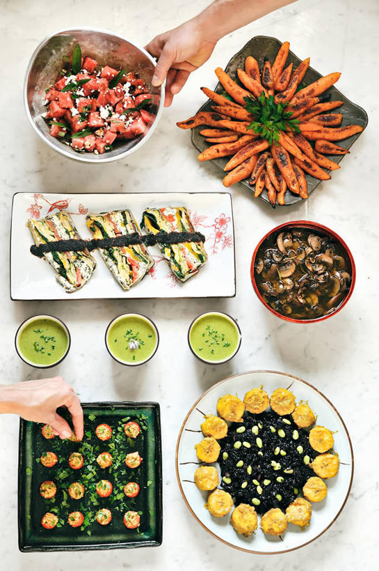 手,两个人,竖图,俯视,特写,烧烤,桌子,西瓜,胡萝卜,芦笋,蔬菜,水果,美国,一排,许多,整齐,毛豆,沙拉,很多,拿着,馅饼,排列,盘子,碗,果盘,人体,摄影,多样,部分,北美,北美洲,队列,清新,加利福尼亚,美洲,选择,法式食品,健康食物,椰浆汤,橄榄酱,菲塔乳酪,加州,洛杉矶,黑米,加利福尼亚州,金州,黄金州,北亚美利加洲,亚美利加洲,天使之城,陈醋,樱桃番茄,彩图,高角度拍摄,县治,洛杉矶县,美利坚合众国,洛城