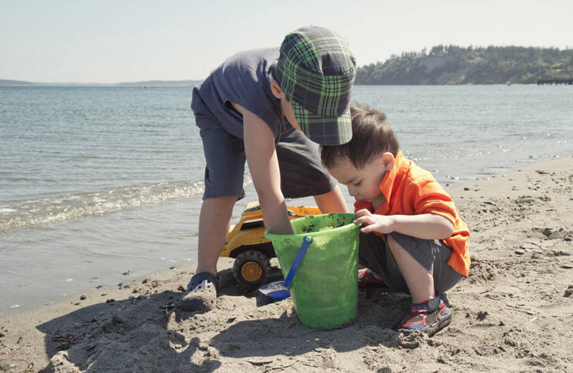 西方人,婴儿,儿童,两个人,兄弟,站,蹲,横图,室外,白天,度假,纯洁,海洋,山,玩具,欧洲,美国,欧洲人,连接,弯腰,棒球帽,沙子,注视,休闲装,小孩,自然,观察,看,可爱,童年,童趣,摄影,活泼,观看,察看,关注,宝宝,童真,纯真,烂漫,无邪,华盛顿州,万里无云,汤森德港,伶俐,天真,男孩,男性,白种人,印度人,孩子,海滩,彩图,菲律宾人