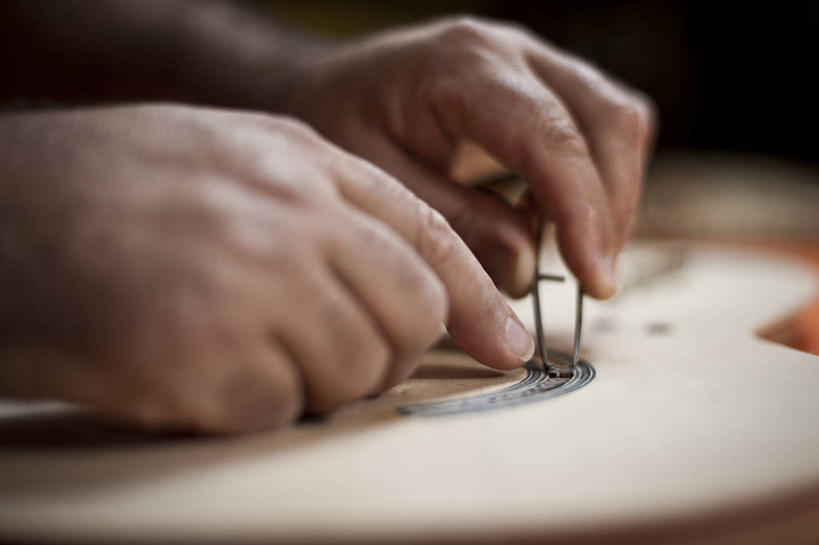 一个人,横图,室内,白天,车间,西班牙,巴塞罗那,吉他,音乐,拿着,做,人体,摄影,部分,创造力,手艺,切断,古典风格,技能,彩图,小麦面粉