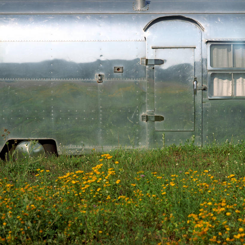 无人,方图,室外,白天,美国,反射,光线,金属,田地,光芒,车,草,花,自然,交通工具,运输,摄影,宁静,停止,北美,北美洲,载具,美洲,露营,野营,暂停,房车,停滞,宿营,北亚美利加洲,亚美利加洲,密歇根,密歇根州,貂熊州,狼獾之州,狼獾州,露营车,彩图,美利坚合众国,拖挂式房车