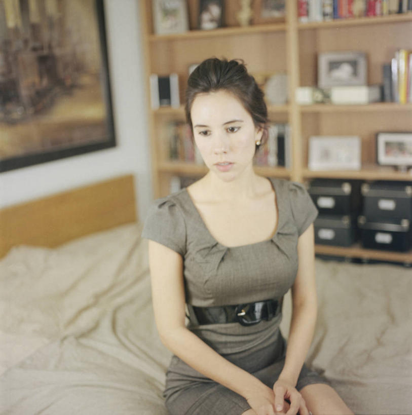 成年人,一个人,坐,竖图,室内,白天,正面,床,卧室,美国,仅一个年轻女性,仅一个女性,仅一个人,休闲装,架子,思考,放松,摄影,年轻女性,女人,女性,年轻人,半身,彩图,美人,白日梦