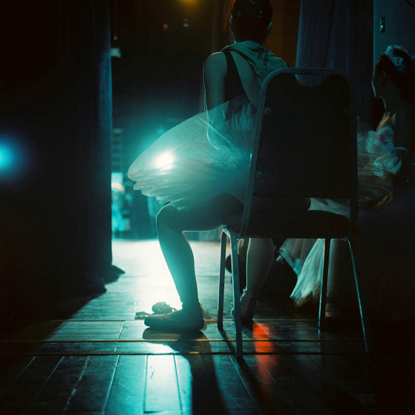 成年人,两个人,坐,方图,室内,夜晚,裙子,椅子,上海,书桌,短裙,摄影,照亮,芭蕾舞鞋,芭蕾舞裙,芭蕾裙,舞者,彩图,芭蕾舞者