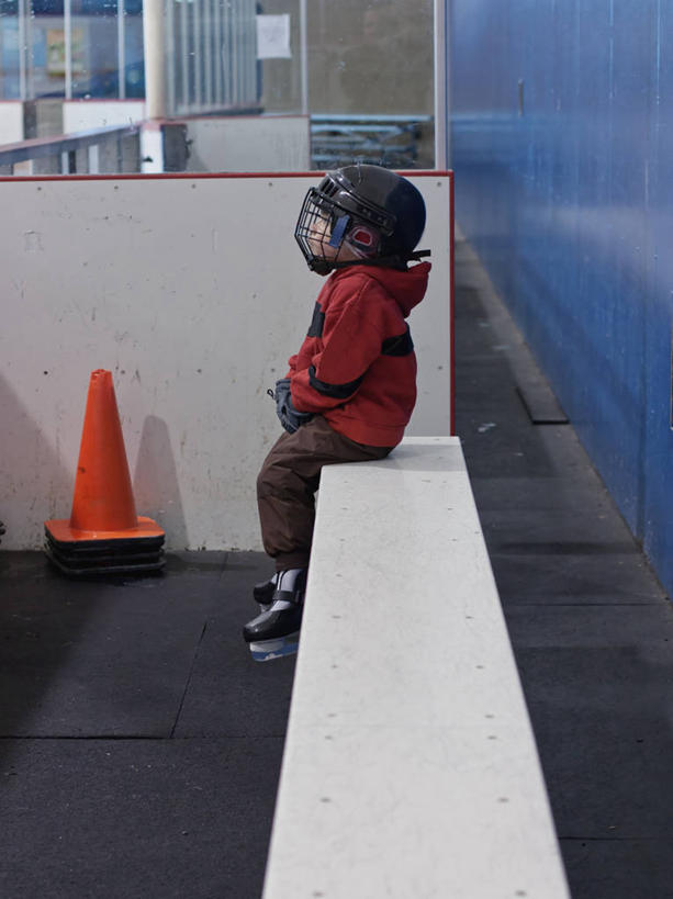 西方人,儿童,一个人,坐,竖图,室内,白天,侧面,运动服,纯洁,欧洲,加拿大,欧洲人,仅一个男性,仅一个人,头饰,长椅,溜冰鞋,冰球,小孩,仅一个小孩,寒冷,可爱,童年,童趣,摄影,童真,烂漫,无邪,溜冰场,温哥华,大不列颠哥伦比亚,天真,男孩,男人,男性,白种人,亚洲人,孩子,捧着,彩图,男生,菲律宾人,独处