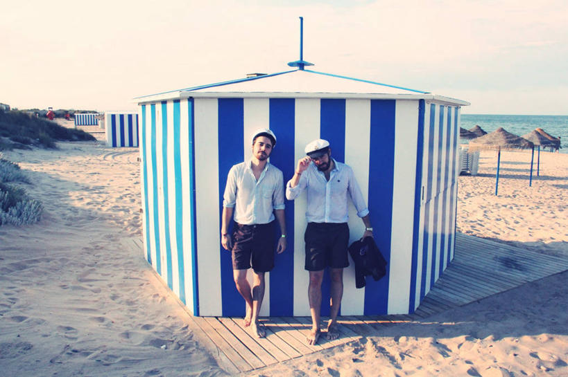 成年人,一个人,两个人,水手,站,横图,室外,白天,正面,友谊,信心,西班牙,仅一个男性,仅一个人,沙子,云,拿着,休闲装,仅一个年轻男性,摄影,肖像,水手帽,巴伦西亚省,男人,男性,年轻男性,年轻人,海滩,休闲活动,彩图