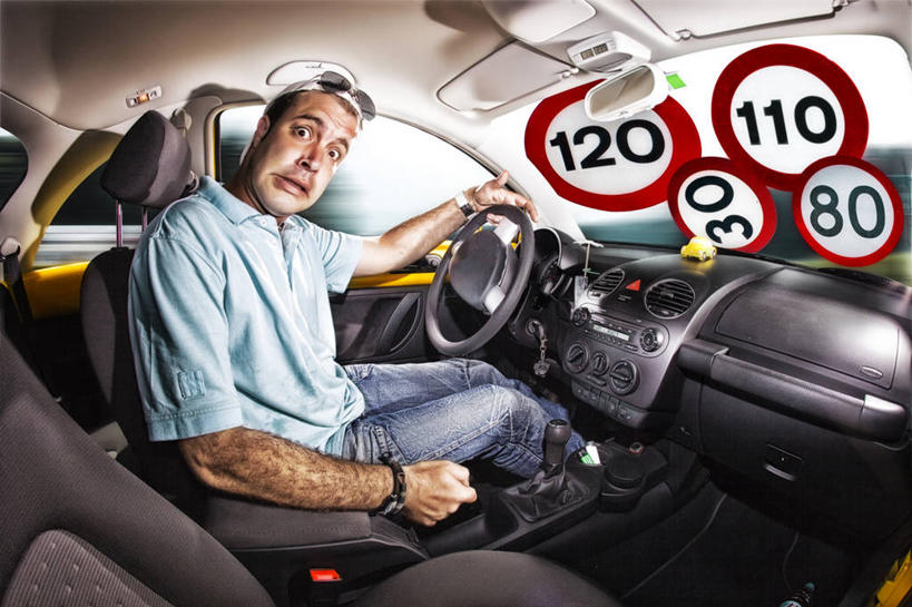 西方人,成年人,中年人,一个人,坐,横图,室内,侧面,镜子,汽车,西班牙,欧洲,欧洲人,仅一个女性,仅一个人,标志,数字,文字,字符,指针,休闲装,标识,方向盘,仅一个中年女性,运输,摄影,阿拉伯数字,指导,恐怖,肖像,问题,仪表盘,驾驶座,仪表,震惊,女人,女性,中年女性,白种人,彩图