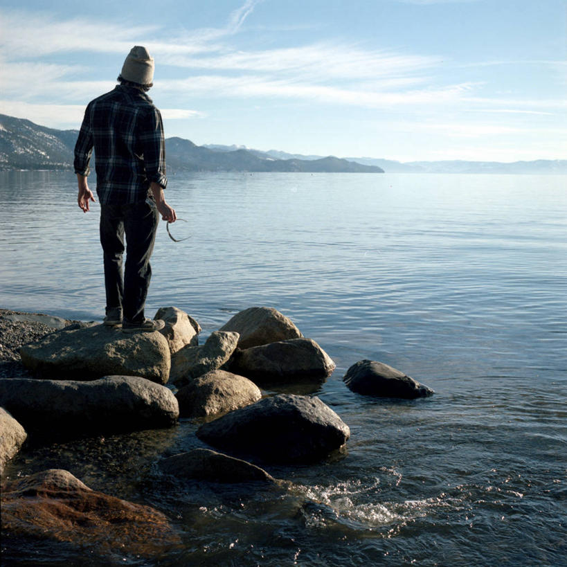 成年人,一个人,站,方图,室外,白天,度假,海洋,石头,山,美国,仅一个男性,云,背面,天空,放松,摄影,加利福尼亚,太浩湖,岩石,休闲活动,彩图