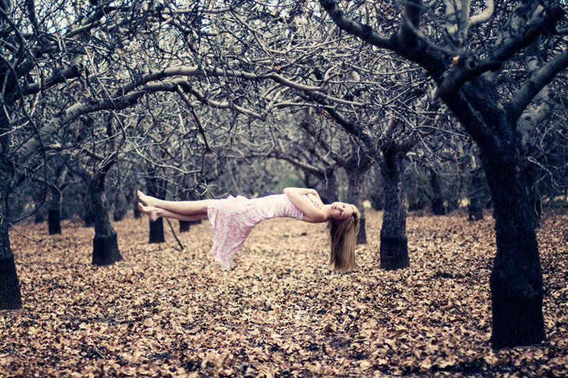 西方人,儿童,一个人,横图,室外,白天,侧面,纯洁,森林,叶子,欧洲,美国,欧洲人,仅一个女性,仅一个人,漂浮,半空,休闲装,小孩,自然,仅一个小孩,放松,个性,可爱,童年,童趣,摄影,亚利桑那,干的,童真,烂漫,无邪,吉尔伯特,天真,女孩,女人,女性,白种人,孩子,彩图,女生