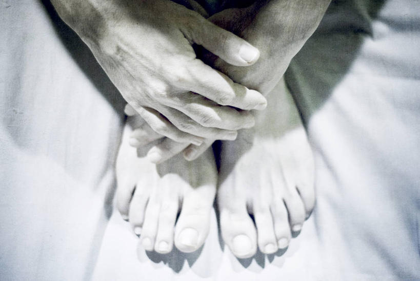 成年人,手,一个人,坐,横图,俯视,室内,床,卧室,法国,仅一个男性,床上用品,休息,放松,人体,摄影,部分,足,土伦,彩图,高角度拍摄,独处