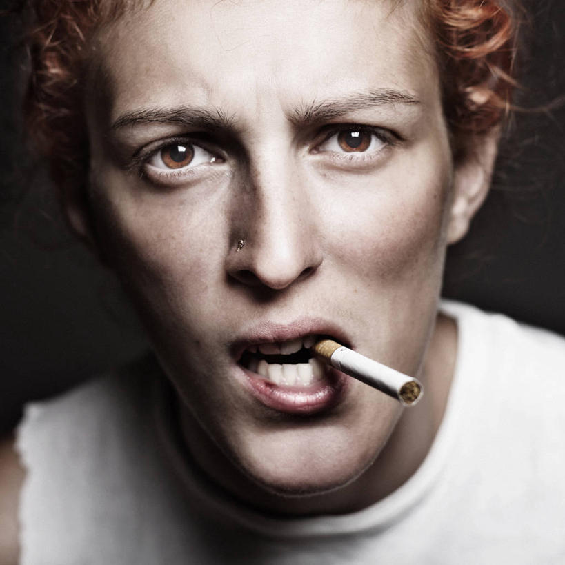 成年人,脸,头,脸颊,一个人,方图,特写,正面,香烟,乌克兰,仅一个年轻女性,仅一个女性,仅一个人,黑色背景,拿着,休闲装,肩膀,张嘴,个性,摄影,上瘾,肖像,鼻钉,张大嘴巴,年轻女性,女人,女性,年轻人,头部,脸部,脸蛋,面部,张开嘴,彩图,影棚拍摄,短发