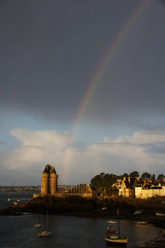 无人,竖图,俯视,室外,白天,彩虹,海洋,天际线,建筑,船,法国,海岸线,云,塔,风景,天空,自然,运输,摄影,布列塔尼,圣马洛,彩图,高角度拍摄