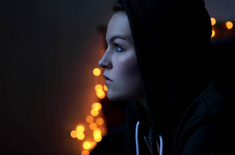 西方人,成年人,脸,头,眼睛,脸颊,一个人,横图,室外,特写,夜晚,侧面,英国,欧洲,欧洲人,仅一个年轻女性,仅一个女性,仅一个人,休闲装,肩膀,蓝色,摄影,照亮,专心,鼻钉,写实,年轻女性,女人,女性,白种人,年轻人,头部,脸部,脸蛋,面部,彩图,风帽