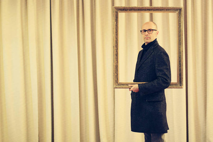 成年人,中年人,老年人,一个人,站,横图,室内,信心,窗帘,相框,意大利,仅一个男性,仅一个人,仅一个中年男性,眼镜,拿着,外套,黑色,摄影,肖像,想法,男人,男性,中年男性,半身,彩图