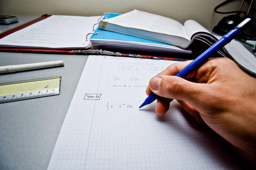 儿童,手,一个人,横图,室内,特写,纯洁,集体,西班牙,仅一个男性,仅一个人,写,数字,纸,利益,教育,拿着,水笔,小孩,仅一个小孩,团体,可爱,童年,童趣,人体,摄影,奋斗,手写,部分,愿望,组织,知识,练习,工作室,努力,童真,烂漫,无邪,理想,数学符号,巴伦西亚省,卡斯特利翁省,天真,男孩,男人,男性,孩子,书,彩图,男生