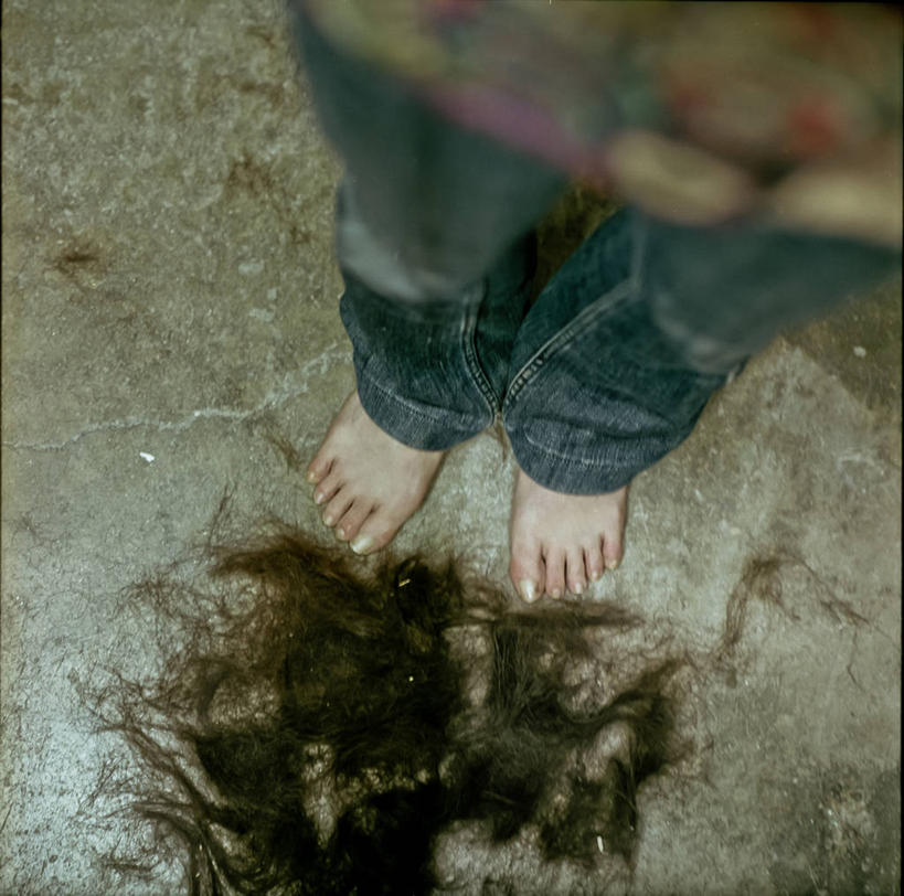 成年人,腿,头发,一个人,站,横图,俯视,室内,地板,日本,仅一个女性,牛仔裤,休闲装,赤脚,人体,摄影,部分,改变,四肢,彩图,高角度拍摄,损失