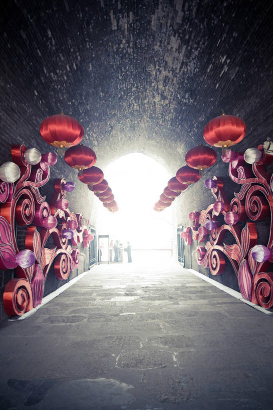 竖图,室内,白天,照明,日光,春节,吊挂,悬挂,庆祝,装饰,灯笼,纸灯笼,大门,挂,城墙,红色,灯具,摄影,照亮,照明设备,中国文化,陕西省,设计,彩图,苦尽甘来,传统节日