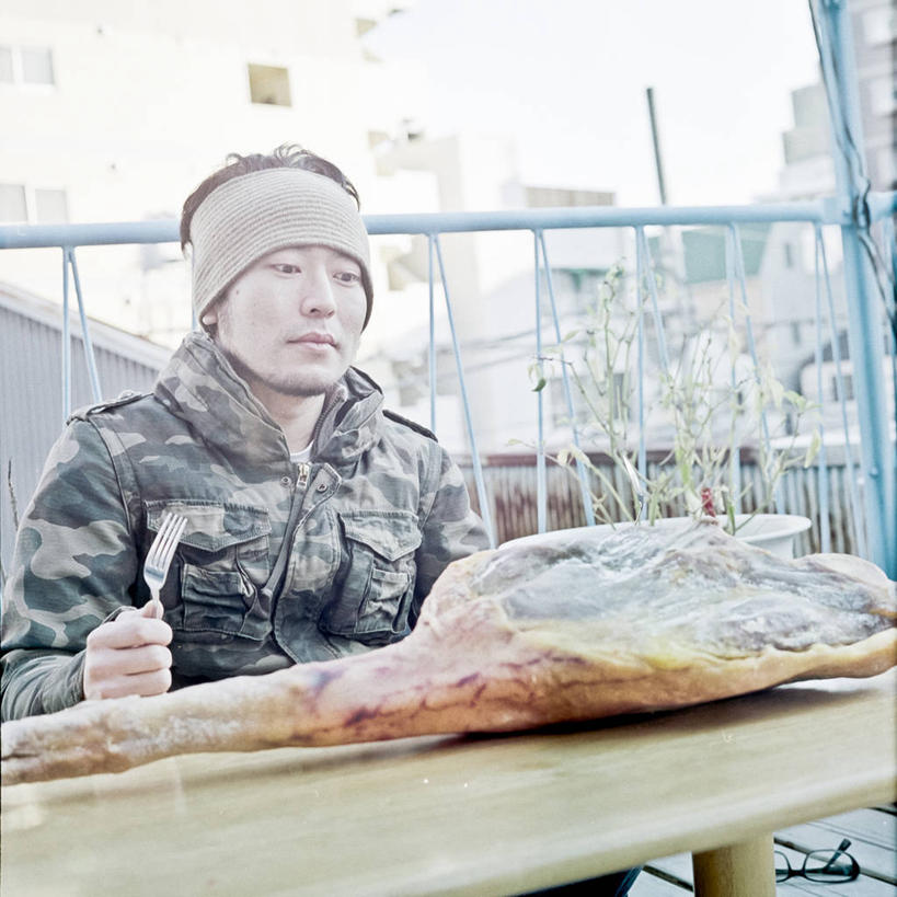 东方人,成年人,中年人,脸,头,脸颊,一个人,坐,吃,竖图,室外,白天,制服,桌子,东京,日本,亚洲,仅一个男性,仅一个人,仅一个中年男性,头饰,叉,篱笆,首都,拿着,黄种人,火腿,饮食,肩膀,看,思考,日本人,诱惑,摄影,巨大,庞大,清新,宏大,硕大,伟大,男人,男性,中年男性,亚洲人,头部,脸部,脸蛋,面部,彩图