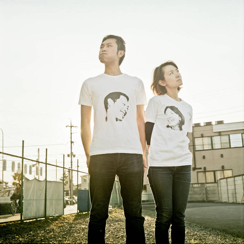 东方人,成年人,中年人,两个人,站,竖图,室外,日落,街道,东京,日光,日本,亚洲,并排,栅栏,房屋,首都,休闲装,黄种人,思考,日本人,摄影,问题,逆光,异性恋,年轻女性,中年男性,亚洲人,年轻人,争论,彩图,伴侣