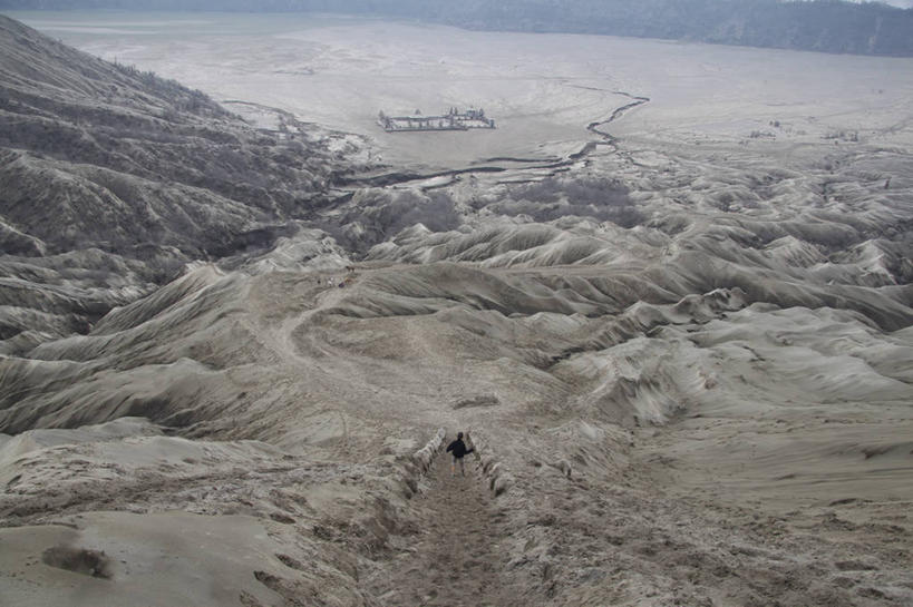 儿童,一个人,横图,俯视,室外,白天,运动服,旅游,度假,纯洁,火山,山,印度尼西亚,仅一个女性,仅一个人,娱乐,小孩,背面,自然,仅一个小孩,享受,休闲,放松,可爱,童年,童趣,摄影,童真,烂漫,无邪,爪哇,婆罗摩火山,东爪哇,自然地理,冒险,天真,女孩,女人,女性,孩子,彩图,高角度拍摄,女生,独处