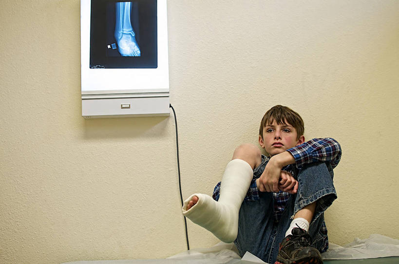 西方人,儿童,一个人,坐,横图,x光片,室内,纯洁,鞋子,欧洲,美国,欧洲人,仅一个男性,仅一个人,辐射,科学,医学,墙,牛仔裤,休闲装,小孩,仅一个小孩,思考,可爱,童年,童趣,摄影,医疗,科学技术,x射线,加利福尼亚,骨折,问题,x光,挑战,童真,烂漫,无邪,萨克拉门托,悲哀,天真,男孩,男人,男性,白种人,孩子,彩图,男生,电磁波,电磁辐射,白日梦