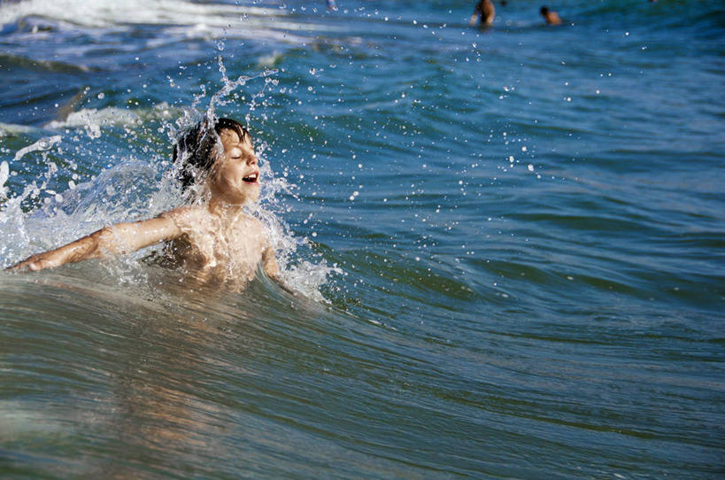 游泳,西方人,儿童,脸,头,脸颊,一个人,横图,室外,白天,度假,快乐,纯洁,海洋,欧洲,印度,欧洲人,亚洲,仅一个男性,仅一个人,湿,溅,反射,裸露,肩膀,小孩,仅一个小孩,可爱,童年,童趣,摄影,地中海,南亚,裸,童真,烂漫,无邪,印度共和国,北方邦,无忧无虑,帕塔拉,天真,男孩,男人,男性,白种人,孩子,头部,脸部,脸蛋,面部,闭着眼睛,彩图,男生