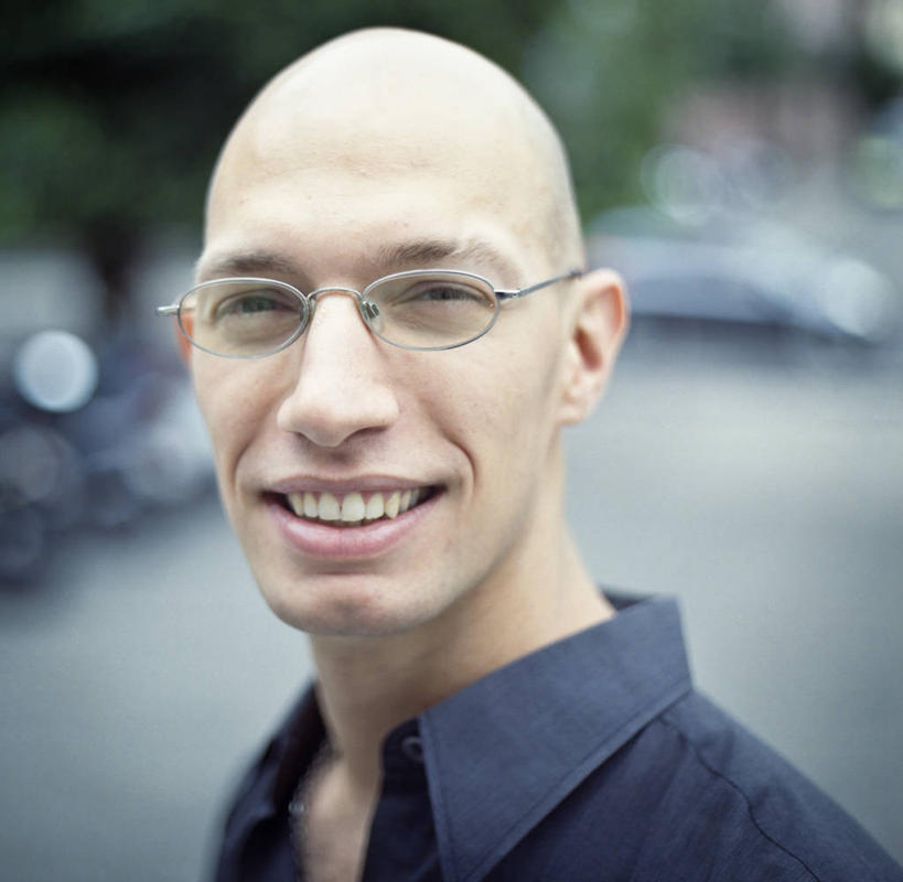 成年人,脸,头,脸颊,一个人,学生,笑,微笑,露齿笑,横图,室外,特写,白天,衬衫,快乐,幸福,信心,瑞士,仅一个男性,仅一个人,眼镜,肩膀,仅一个年轻男性,摄影,肖像,卢加诺,提契诺州,男人,男性,年轻男性,年轻人,头部,脸部,脸蛋,面部,彩图