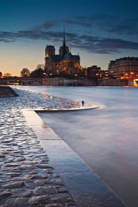 无人,竖图,室外,长时间曝光,河流,建筑,法国,巴黎,巴黎圣母院,云,尖顶,首都,天空,黄昏,摄影,宗教,宁静,照亮,基督教,法国文化,法兰西岛大区,彩图,大教堂