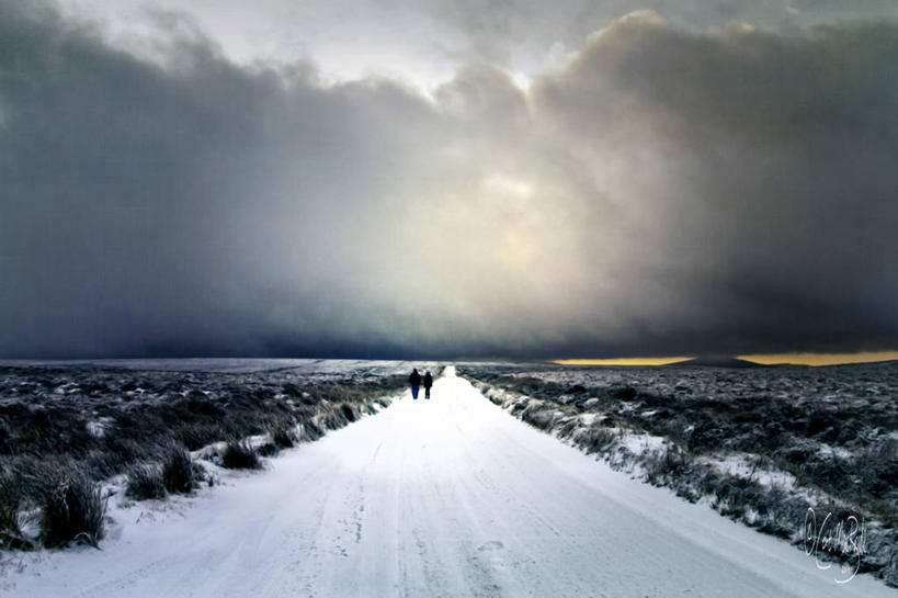 两个人,横图,室外,白天,雪,多云,爱尔兰,地形,乌云,冬天,天气,背面,风景,自然,寒冷,摄影,灌木,宁静,威克洛郡,步行,彩图