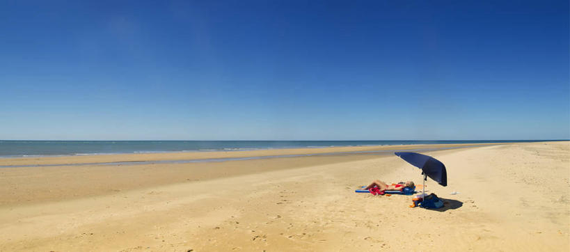 成年人,一个人,横图,全景,室外,白天,度假,海洋,西班牙,仅一个女性,伞,水平线,自然,气垫床,放松,摄影,宁静,万里无云,海滩,休闲活动,睡觉,彩图,独处