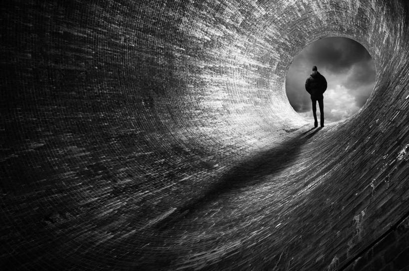 西方人,成年人,中年人,老年人,一个人,站,横图,黑白,室内,白天,烟囱,英国,欧洲,欧洲人,仅一个男性,仅一个人,仅一个中年男性,阴影,云,背面,天空,摄影,默西赛德郡,危险,男人,男性,中年男性,白种人,独处