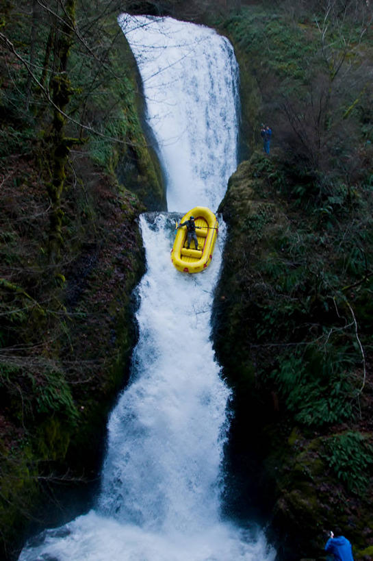 成年人,中年人,老年人,一个人,竖图,室外,白天,长时间曝光,探险,海浪,美国,仅一个男性,仅一个人,仅一个中年男性,极限运动,自然,气垫床,摄影,落下,宁静,享乐,俄勒冈州,哥伦比亚河谷,冒险,危险,老年男性,男人,男性,中年男性,岩石,彩图