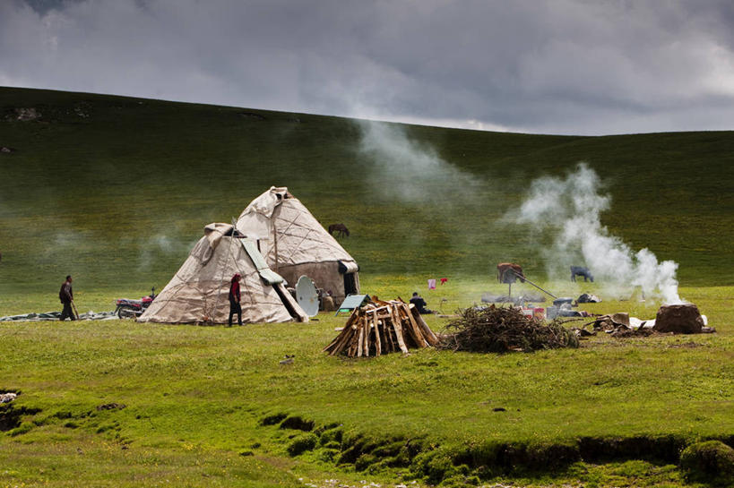 三个人,家庭,横图,室外,白天,山,哈萨克斯坦,三只,木制,云,草,自然,烟,摄影,新疆维吾尔自治区,彩图,小屋,家牛,游牧民族,景观设计