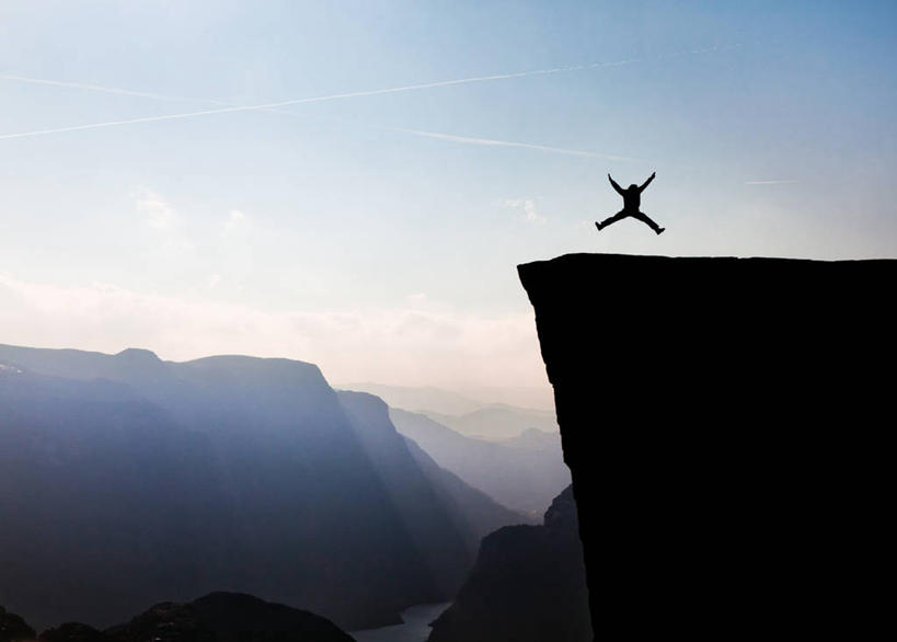成年人,一个人,举,横图,室外,度假,自由,山,山脉,挪威,半空,天空,黄昏,托,摄影,享乐,岩层,剪影,逆光,无忧无虑,岩石,举起,举手,举着,向上举,向上伸,向上托,彩图,圣坛岩