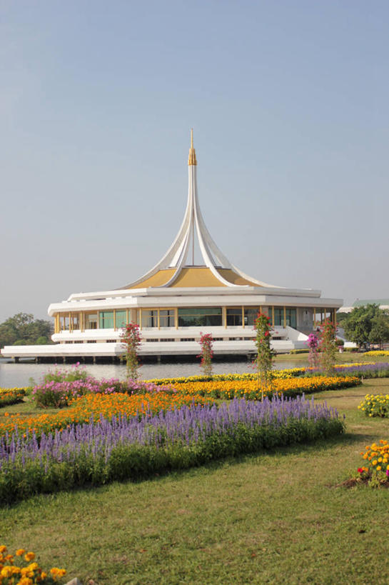 无人,竖图,室外,白天,建筑,曼谷,泰国,首都,草,花,天空,摄影,园林,宁静,彩图