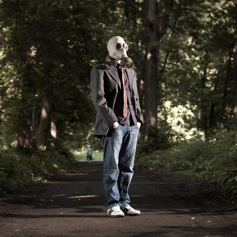 成年人,一个人,站,方图,室外,白天,衬衫,俄罗斯,仅一个男性,阴影,领带,牛仔裤,休闲装,外套,树,个性,遮,遮掩,摄影,保护,掩盖,遮挡,手插袋,遮盖,防毒面罩,掩饰,插兜,手插兜,彩图,手抄兜