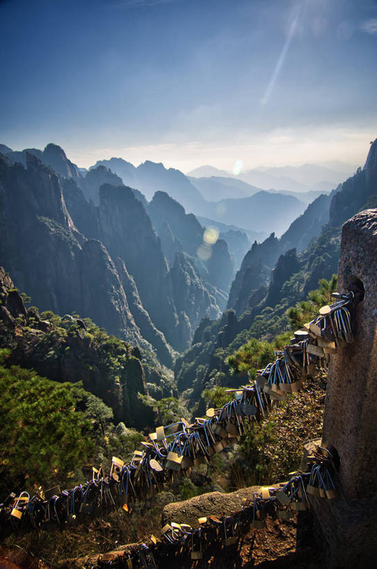 无人,竖图,室外,白天,运气,华山,美景,山,山脉,植物,雾,日光,一排,许多,吊挂,悬挂,丰富,整齐,景观,很多,挂,锁,树,排列,风景,天空,自然,景色,摄影,岩层,队列,自然风光,安徽省,岩石,彩图,黄山山脉