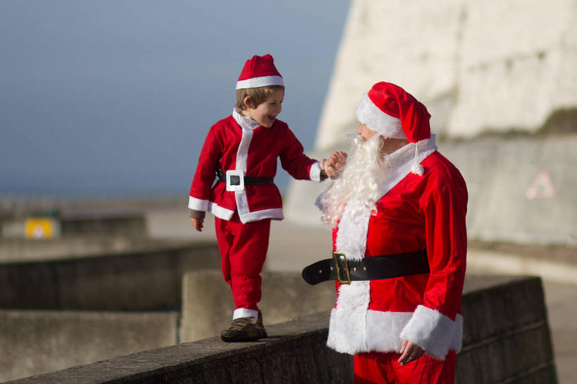 西方人,婴儿,儿童,成年人,中年人,老年人,两个人,家庭,父亲,儿子,站,笑,横图,室外,白天,民族服装,快乐,纯洁,英国,欧洲,欧洲人,连接,服装,庆祝,古典,文化,传统,英格兰,小孩,衣服,温暖,温馨,一家人,圣诞帽,可爱,童年,摄影,服饰,活泼,古装,和睦,西欧,宝宝,大不列颠,纯真,烂漫,无邪,大不列颠及北爱尔兰联合王国,大不列颠及爱尔兰联合王国,韵味,萨塞克斯,萨塞克斯郡,苏塞克斯,东萨塞克斯郡,伶俐,天真,老年男性,男性,白种人,孩子,步行,手牵手,半身,彩图,传统服装,民俗服,大不列颠王国,大英帝国,联合王国,日不落帝国,融洽,传统文化