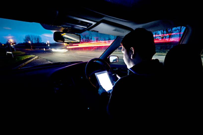 西方人,成年人,脸,头,脸颊,一个人,横图,室内,夜晚,运动模糊,长时间曝光,通讯,安全,镜子,路,汽车,手机,英国,欧洲,欧洲人,仅一个男性,仅一个人,反射,联系,拿着,休闲装,肩膀,仅一个年轻男性,运输,摄影,后视镜,迅速,照亮,停止,镜像,生命,镜面,暂停,驾车,平板电脑,驾驶座,停滞,光学,无线电技术,兰开夏,男人,男性,年轻男性,白种人,年轻人,头部,脸部,脸蛋,面部,触摸,彩图